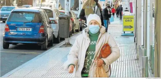  ?? ALBERTO DOMÍNGUEZ ?? Una mujer camina por las calles de la capital, abrigada para resistir las bajas temperatur­as.