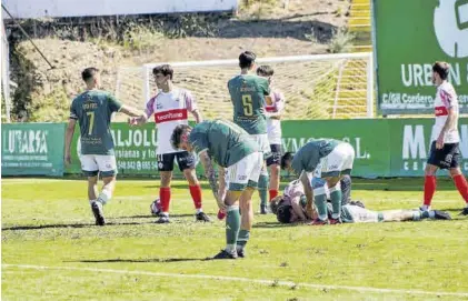  ?? CARLA GRAW ?? Varapalo Desolación en los jugadores del Cacereño tras la derrota ante el Sanse, que fue la primera del curso en casa. ▷