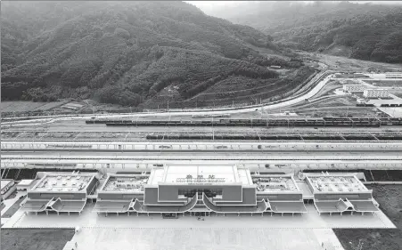  ?? YANG ZIXUAN / FOR CHINA DAILY ?? An aerial photo taken in July shows the China-Laos Railway’s Mohan train station in Yunnan province. The station is the last stop in China before the railway crosses the border to enter Laos.