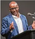  ?? Foto: Daniel Bockwoldt, dpa ?? Internatio­nal gefragt: Achille Mbembe.