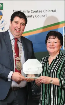  ??  ?? Cllr Niall Kelleher presents a prize to Scór Officer Eileen Ahern.