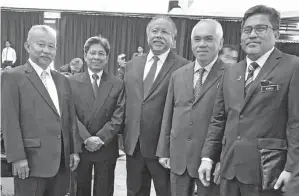  ??  ?? MUSTAFA (dua dari kiri) turut hadir mendengar amanat Menteri Pendidikan Malaysia. Turut kelihatan Menteri Pelajaran dan Inovasi Sabah Datuk Dr Yusof Yacob (dua dari kanan).