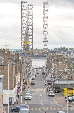  ?? Pictures: Steven Brown and Kris Miller. ?? Above: the Rowan Gorilla V oil rig makes its way past Broughty Ferry and top: it joins the four other rigs in Dundee Port – the first time this many have been berthed there.