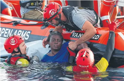  ?? Pau barrena/afp ?? Horror. Josepha, una camerunesa de 40 años, fue rescatada ayer por un barco de la ONG Open Arms después de flotar durante horas aferrada a los cuerpos de una mujer y de un chico de 5 años que no resistiero­n en el agua tras el naufragio de un bote inflable.