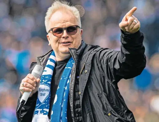  ?? Foto: dpa ?? Herbert Grönemeyer singt vor dem Spiel des VfL Bochum im Jahr 2019 in seiner Heimatstad­t Bochum seine Bochum-Hymne.