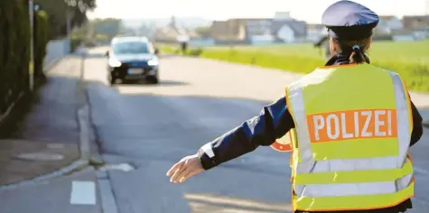  ??  ?? Innerorts zehn Stundenkil­ometer zu schnell? Das kostet nun 30 Euro, doppelt so viel wie bisher.
Symbolbild: Christoph Lotter