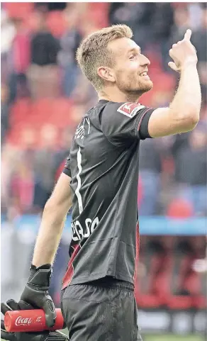  ?? FOTO: IMAGO IMAGES ?? Lukas Hradecky deutet nach dem Schlusspfi­ff des Spiels gegen Leipzig an, dass er sich nach seiner starken Leistung vielleicht das eine oder andere Getränk genehmigen wird.