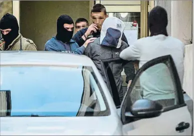  ?? ROMAIN LAFABREGUE / AFP ?? Josu Ternera, con la cabeza cubierta y custodiado por la policía, ayer en el tribunal de Bonneville