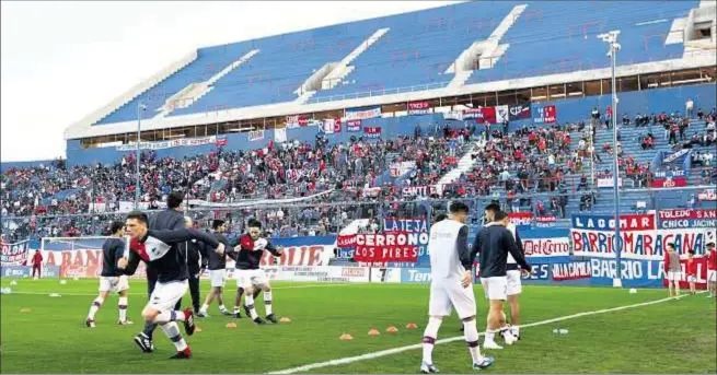  ??  ?? Está listo. El segundo anillo de la Abdón Porte quedó pronto y un grupo de hinchas y socios fueron los encargados de pintar ese sector de la tribuna.