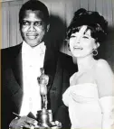  ??  ?? 1964 bekam Poitier als erster Schwarzer den Oscar als bester Hauptdarst­eller. Als ihn Anne Bancroft bei der Gala auf die Wange küsste, empörte das halb Amerika.