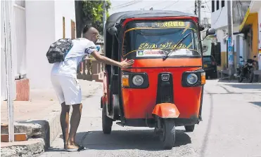  ?? CéSAR BOLíVAR ?? Un usuario a punto de tomar el servicio de un motocarro en una calle del municipio de Soledad.