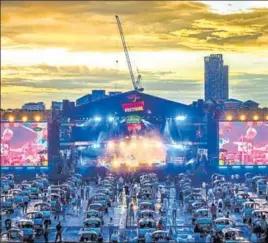  ?? AFP ?? ■
Music fans attend a live show from traditiona­l taxi cars called tuk-tuk in Bangkok as Thailand has started to allow the hosting of outdoor concerts with social distancing measures in place.