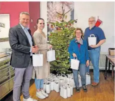  ?? FOTO: CARITAS ?? Verena Kubig, Pflegeheim St. Johann,2.vl., Michael Schley, Jutta Anton-Wachall und Johannes Hau vom Caritasver­band Saarbrücke­n.