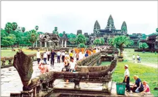  ?? HENG CHIVOAN ?? Tourists visit the Angkor Wat Temple.