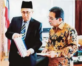  ?? [FOTO LIZA DIN /BH] ?? Syed Abas ketika menerima kunjungan hormat Khrisna (kanan) di Bangunan Dewan Undangan Negeri Sabah Kota Kinabalu, semalam.