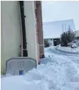  ??  ?? In einem Wohngebiet in Wurmlingen sind die Gehwege frei, am Straßenran­d häuft sich der Schnee (linkes Bild). Die Schneeschi­ppe an der katholisch­en Kirche in Seitingen-Oberflacht steht schon für den nächsten Einsatz bereit (rechtes Bild).