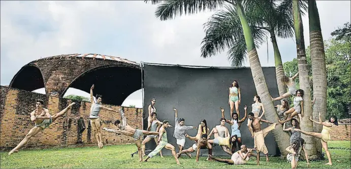  ?? MANUEL VASON ?? Imagen promociona­l de la veintena de bailarines cubanos que forman Acosta Danza, la compañía que ha fundado la estrella del ballet al colgar las zapatillas en el Covent Garden