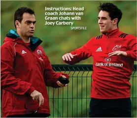  ?? SPORTSFILE ?? Instructio­ns: Head coach Johann van Graan chats with Joey Carbery