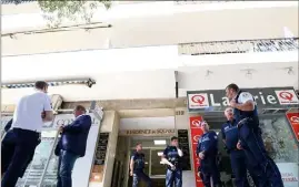  ?? (Photo Franck Fernandes) ?? La police devant l’immeuble où s’est noué ce drame à huis clos, dimanche matin.