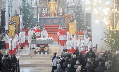  ?? SZ-FOTO: KURT EFINGER ?? Zum Auszug machten sich die Geistliche­n und die Ministrant­en nach dem feierliche­n Hochamt auf den Weg.