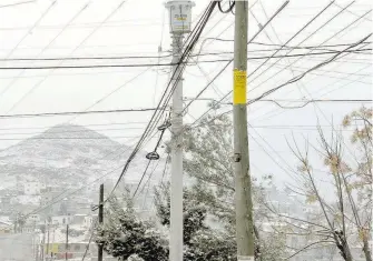  ?? /ALBERTO HIERRO ?? Durante la mañana del martes 16, no había sido restableci­da la electricid­ad en varios sectores de la ciudad.