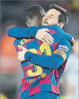  ?? FOTO: PERE PUNTÍ ?? Messi abraza a Ansu después del primer gol del chaval con el Barça