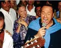  ??  ?? L’ex premier Silvio Berlusconi mentre canta in un locale della Costa Smeralda qualche anno fa