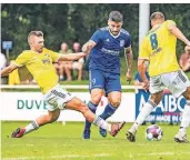  ?? FOTO: ARNULF STOFFEL ?? Mohamed Salman (Mitte) erwischte einen Sahnetag und traf beim 4:0 in Amern dreimal für BW Dingden.