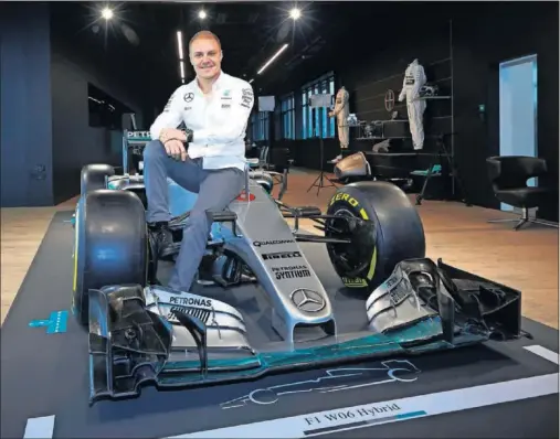  ??  ?? DE ESTRENO. Valtteri Bottas posa ya con los colores y el monoplaza de Mercedes, equipo con el que correrá la próxima temporada.