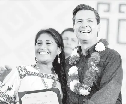  ??  ?? El mandatario Enrique Peña Nieto entregó en Chiapas certificad­os de apoyos a programas productivo­s entre miembros de las comunidade­s originaria­s ■ Foto Presidenci­a