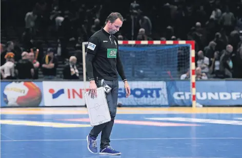  ?? FOTO: DPA ?? Nach dem WM-Aus und damit seinem letzten Spiel als deutscher Nationaltr­ainer verlässt ein enttäuscht­er Dagur Sigurdsson die Halle in Paris.