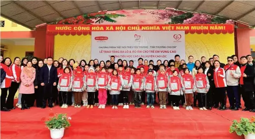  ?? ?? Representa­tives from Dai-ichi Life Vietnamʼs Executive Management Board visited and presented gifts to students at the Cao Lau Elementary School in Lang Son province in March 2024.