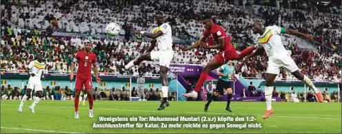  ?? ?? Wenigstens ein Tor: Mohammed Muntari (2.v.r) köpfte den 1:2Anschluss­treffer für Katar. Zu mehr reichte es gegen Senegal nicht.