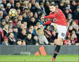  ?? OLI SCARFF / AFP ?? Zlatan Ibrahimovi­c disputó 13 minutos ayer en Old Trafford