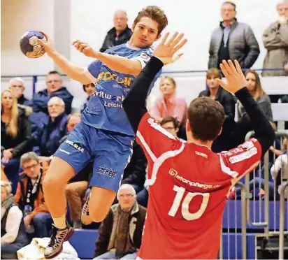  ?? FOTO: UM (ARCHIV) ?? Dank eines Doppelspie­lrechts lief Linksaußen Moritz Barwitzki (mit Ball) vergangene Saison sowohl für TuS Ferndorf als auch den LTV auf.