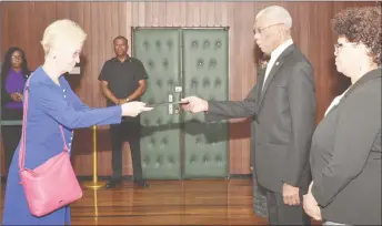  ??  ?? Her Excellency Ute Konig, Ambassador of the Federal Republic of Germany to the Cooperativ­e Republic of Guyana, presents her Letters of Credence to President David Granger. (Ministry of the Presidency photo)