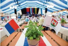  ?? Fotos: Xaver Habermeier ?? Beim 16. Sèter Weinfest ist der Austausch und das Feiern mit den Gästen aus Süd frankreich und auch Jesenik das Motto. Die Tischreihe­n im Biertempel wurden am Samstag geschmückt.