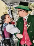  ??  ?? Fesche Tracht, tiefer Blick, gut im Takt – so lässt sich’s feiern