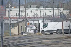  ?? STAFF PHOTO ?? A van is admitted by a guard at the Hamilton County Jail.