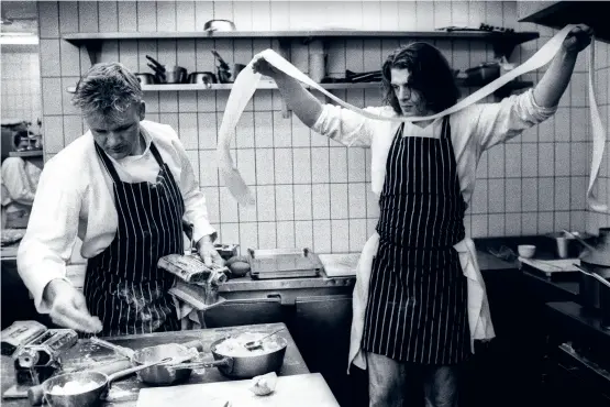  ??  ?? Italian rapscallio­ns Chef Marco Pierre White (above right) with Gordon Ramsay at Harveys restaurant in London in 1989; filming Gordon’s Great Escape in Krabi, Thailand (right)
名廚風采 大廚Marco Pierre White（上圖右）與Gordon Ramsay在198­9年攝於倫敦Harv­eys餐廳； Ramsay在泰國喀­比拍攝《Gordon’sGreat Escape》（右圖）