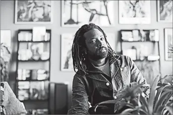  ?? SARA RUBINSTEIN/CHICAGO TRIBUNE 2014 ?? Marlon James in his Minneapoli­s home in 2014.