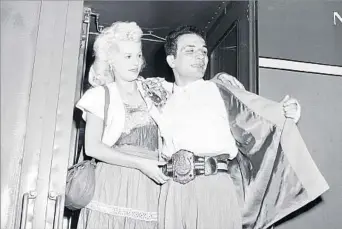  ?? Associated Press ?? MIDDLEWEIG­HT CHAMPION Jake LaMotta and wife Vikki arrive in New York City after he beat Marcel Cerdan for the middleweig­ht title June 16, 1949. LaMotta successful­ly defended his crown twice before losing to Sugar Ray Robinson.