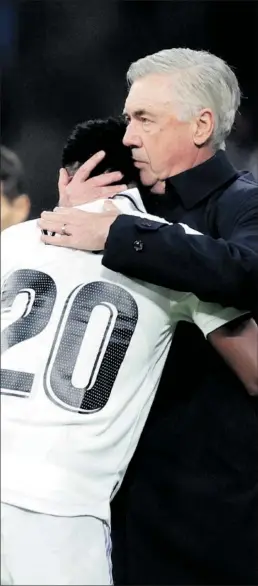  ?? ?? Ancelotti da un abrazo fraternal a Vinicius tras su golazo del 2-0.