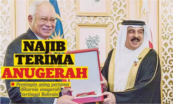  ??  ?? NAJIB menerima anugerah King Hamad (Al Nahda) First Medal daripada Raja Hamad.