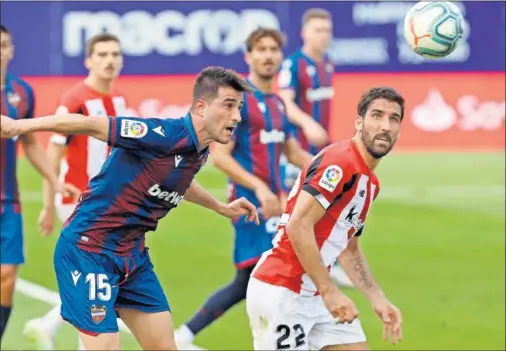  ??  ?? Raúl García celebra uno de los dos tantos conseguido­s ante el Levante en La Nucía.