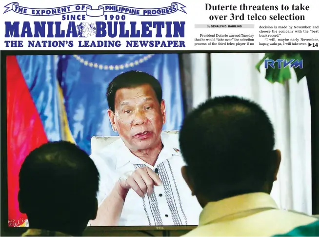  ??  ?? FOCUSED – Palace employees and members of the Malacañang Press Corps watch intently for any important pronouncem­ent during the telecast of President Rodrigo Duterte’s tete-a-tete with Chief Presidenti­al Counsel Salvador Panelo at the Malacañang Press Office, Tuesday, in Malacañang. (Jansen Romero)