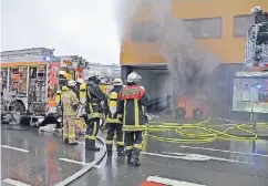  ??  ?? Aus der Tiefgarage­neinfahrt an der Albertstra­ße drang dichter Qualm. Der Feuerwehrm­ann im hellen Anzug ist übrigens von der Berliner Berufsfeue­rwehr, er macht zurzeit ein Praktikum in Düsseldorf.