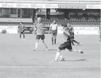  ?? AGUIRRE FLORES ?? BOCA DEL RÍO, Ver.- El duelo fue en la cancha del estadio Luis “Pirata” de la Fuente/ALEJANDRO