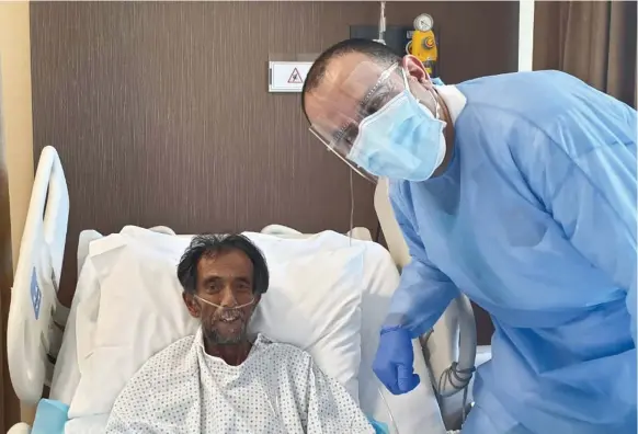  ?? Prime Hospital ?? Abdul Raheem Salam is the oldest critical patient to be admitted to Dubai’s Prime Hospital, where he was treated by ICU chief Dr Dirar Abdallah, right