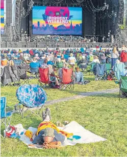  ?? Pictures: Steven Brown. ?? Nigel Kennedy, main picture, performs on his violin, while music lovers soak up the sunshine and enjoy a mix of classical music and jazz at the BBC’s Biggest Weekend at Scone Palace yesterday.